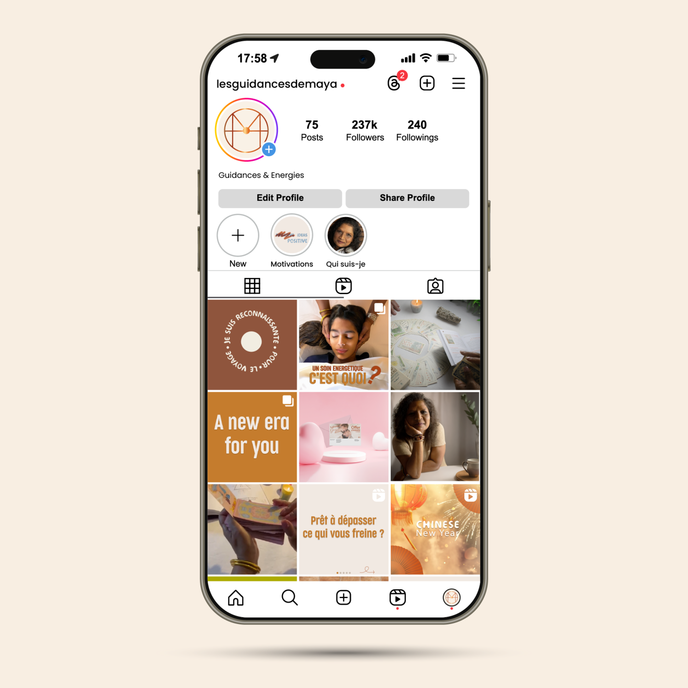 Interface d'un profil Instagram sur un smartphone, avec des publications en teintes chaudes.
